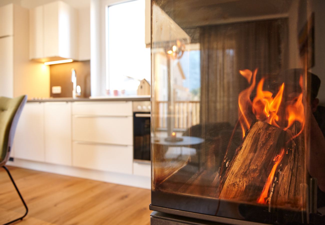 Kamin mit blick auf der Küche in der Ferienwohnung Alm Lodge A5 in Tauplitz