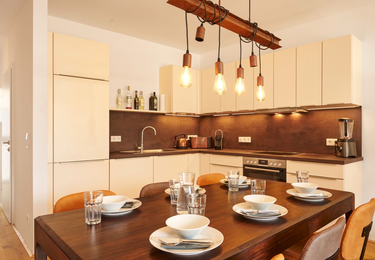 Küche mit Esstisch in der Ferienwohnung Adler Lodge D5 in Tauplitz